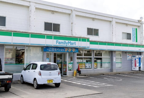 ファミリーマート亀津南店